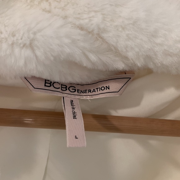 BCBGeneration white faux fur shawl - Picture 2 of 3